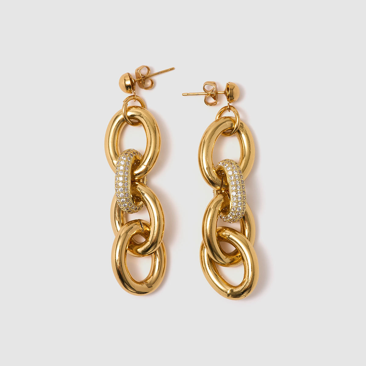 Charmed Voyage, Cercei pendanți cu design îndrăzneț, din alamă, decorați cu zirconii strălucitoare.