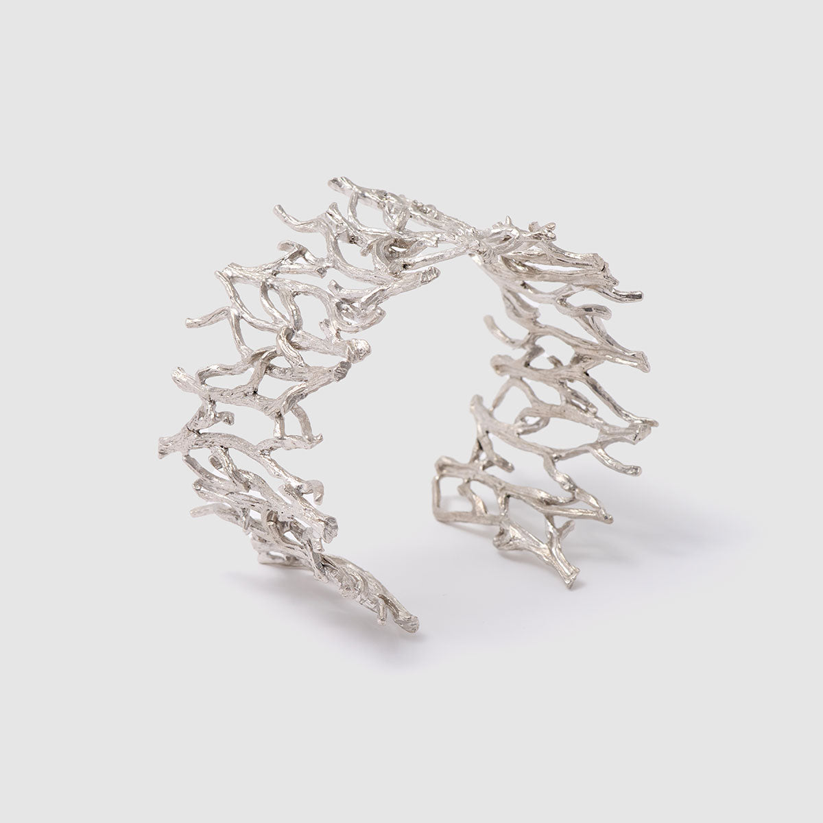 Enchanted Forest, A beautifully crafted bronze cuff bracelet that resembles intertwining branches, showcasing nature's organic beauty.
Available in silver, gold, and black finishes.