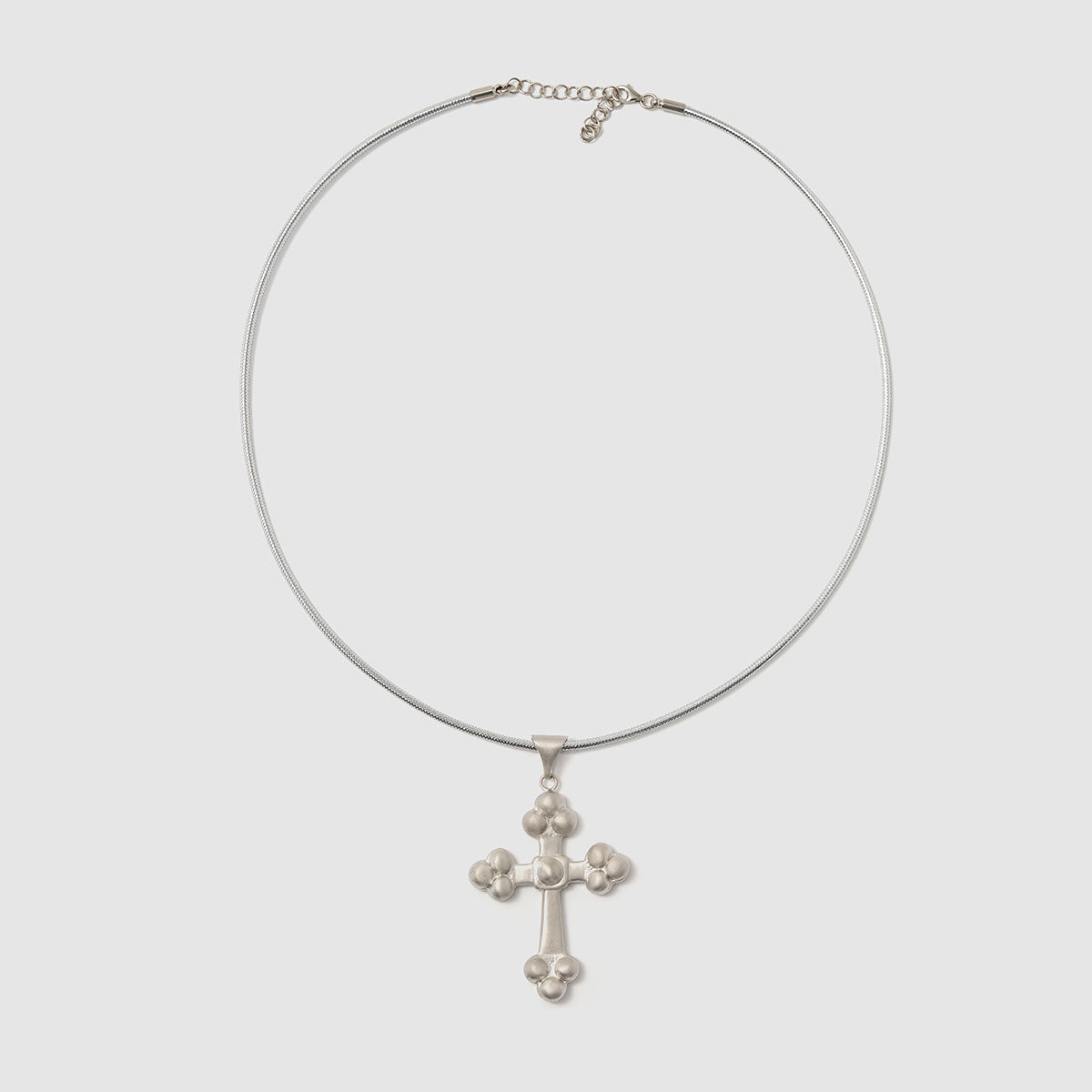 Crossroads of Time, Un pandantiv cu cruce din bronz, care întruchipează frumos spiritualitatea și stilul, ideal pentru a fi purtat alături de alte bijuterii.
Disponibil în nuanțe de negru, auriu și argintiu.