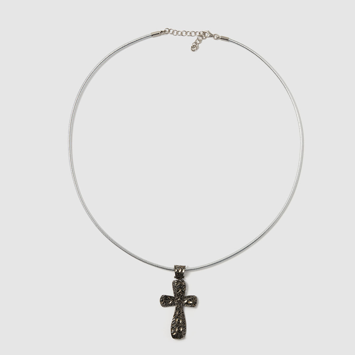 Crossroads of Time, Pandantiv cu cruce din bronz, cu o finisare texturată unică, ce îmbină tradiția cu un aspect modern, pentru o declarație de stil îndrăzneață.
Disponibil în nuanțe de auriu și negru.