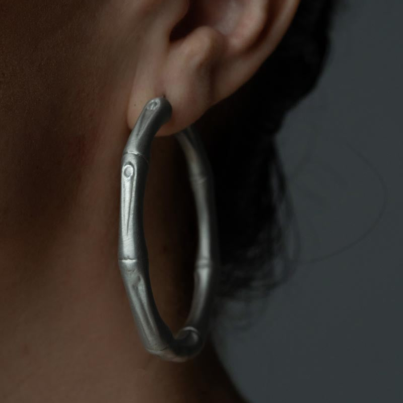 Urban Geometry, Cercei clasici cu inel, realizați din bronz, ce combină eleganța atemporală cu un design modern, perfecți pentru a completa orice ținută.
Disponibili în nuanțe de negru, auriu și argintiu.