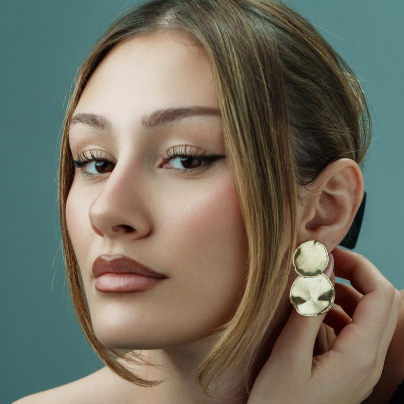 Golden Petals, Cercei cu frunze suprapuse din bronz, ce dezvăluie detalii intricate, surprinzând esența adâncimii și complexității naturii, adăugând o notă chic look-ului tău.