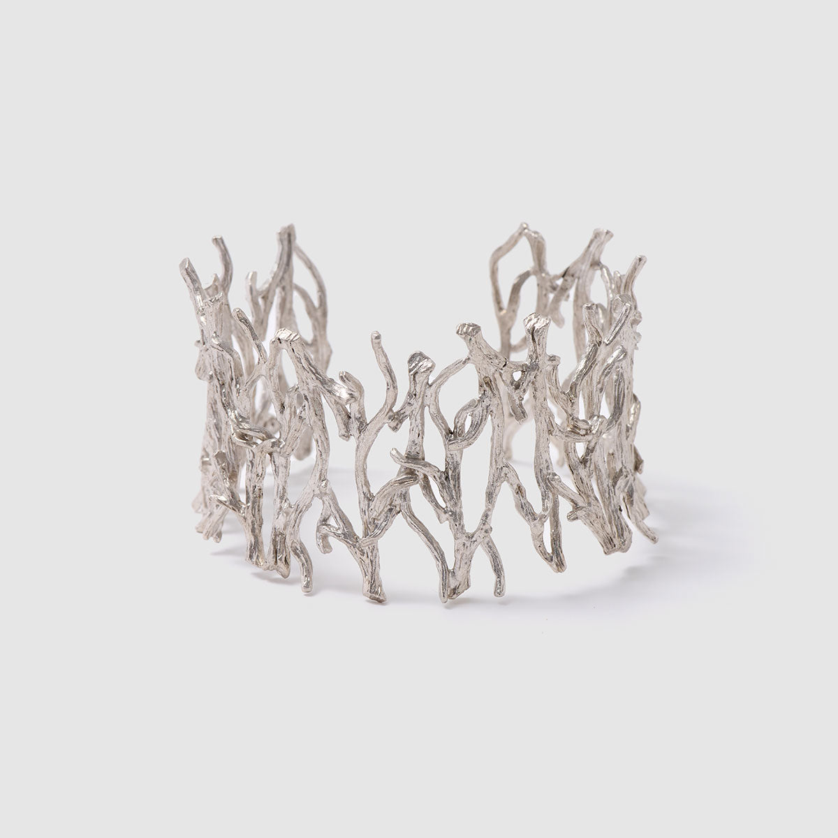 Enchanted Forest, A beautifully crafted bronze cuff bracelet that resembles intertwining branches, showcasing nature's organic beauty.


Available in silver, gold, and black finishes.