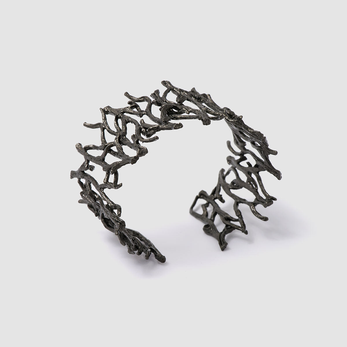 Enchanted Forest, A beautifully crafted bronze cuff bracelet that resembles intertwining branches, showcasing nature's organic beauty.


Available in silver, gold, and black finishes.