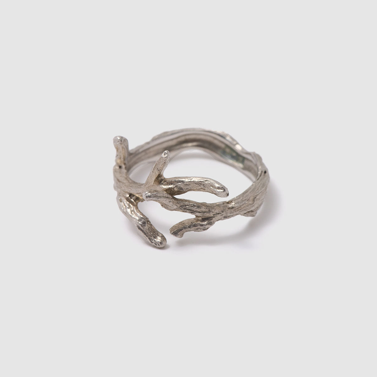 Enchanted Forest, This unique bronze band ring features a fluid design, mimicking the shape of natural twigs for a rustic yet elegant look.
Available in silver, gold, and black finishes.