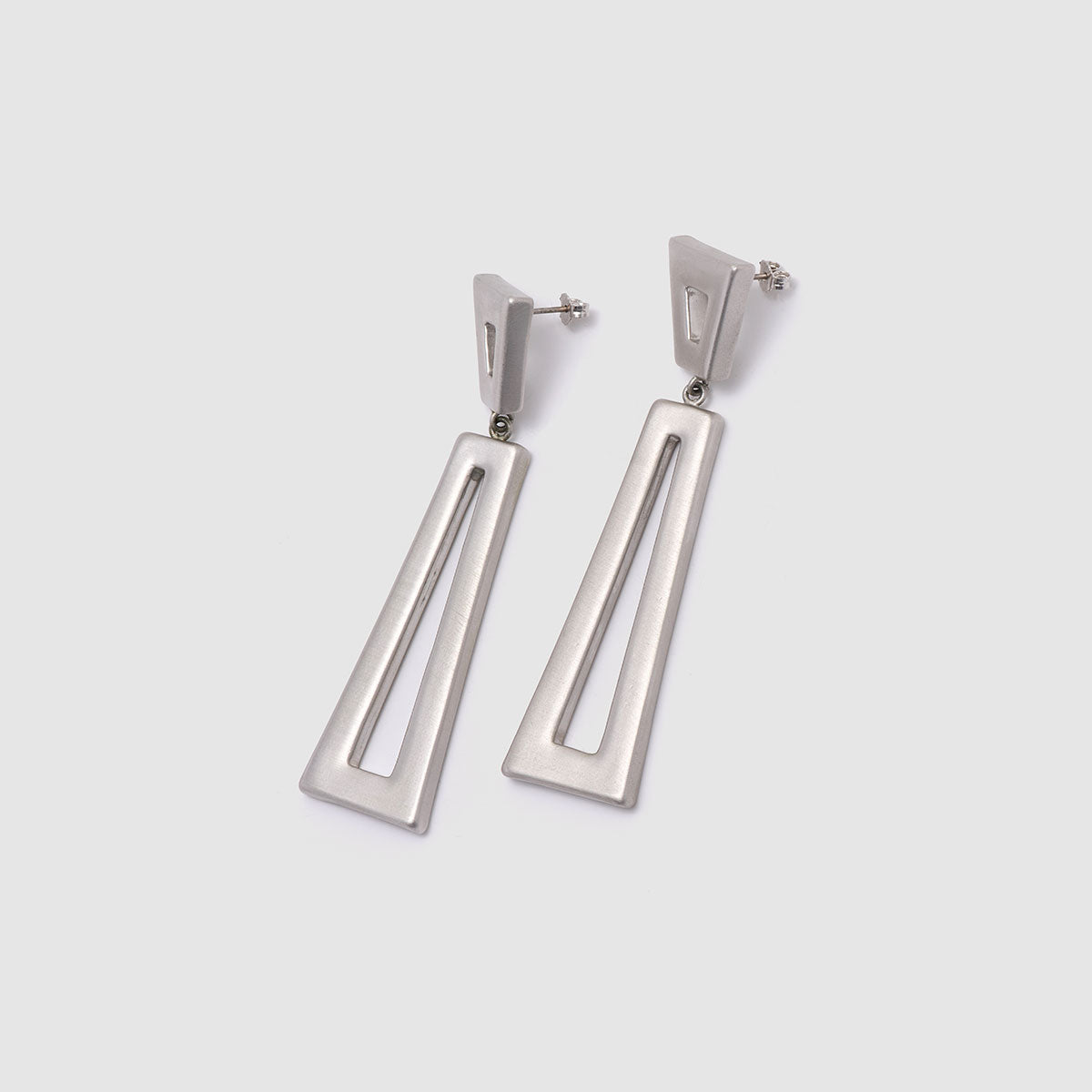 Urban Geometry, Bold geometric earrings in bronze that capture attention with their striking design and modern appeal.
Available in black, gold and silver tones.