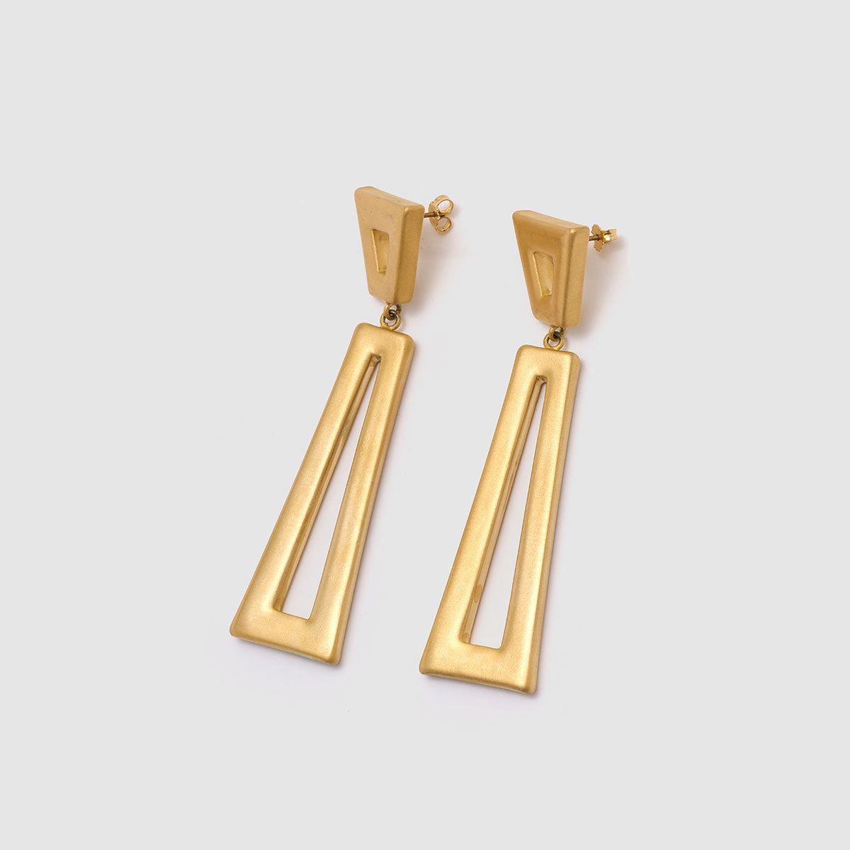 Urban Geometry, Bold geometric earrings in bronze that capture attention with their striking design and modern appeal.
Available in black, gold and silver tones.