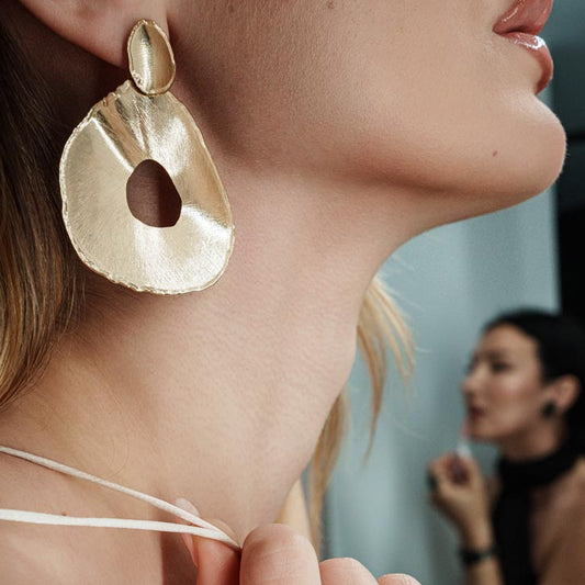 Golden Petals, Cercei eleganți teardrop, care imită forma petalelor moi, realizați cu delicatețe din bronz, creând o siluetă fluidă care dansează la fiecare privire.