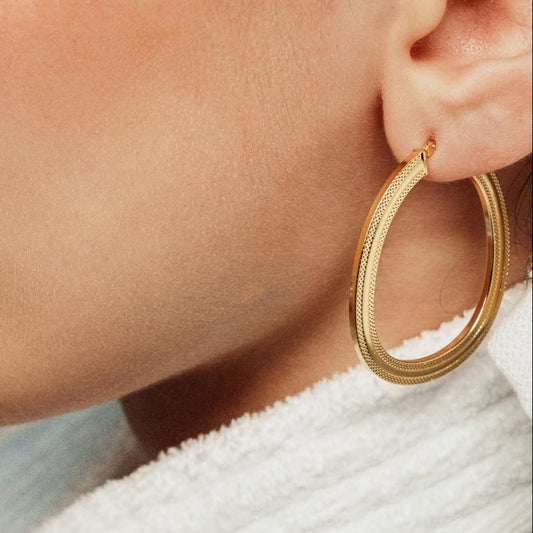 Gilded Orbs, Acești cercei ovali eleganți din bronz au o finisare netedă, ce adaugă un plus de sofisticare oricărei ținute, fiind perfecți atât pentru zi, cât și pentru seară.