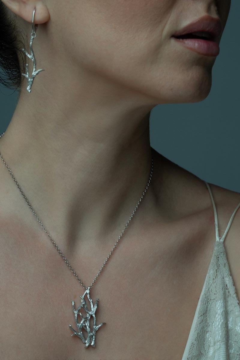 Enchanted Forest, A stunning pendant necklace showcasing a delicate botanical design, made from bronze to bring a touch of nature to your look.
Available in silver, gold, and black finishes.