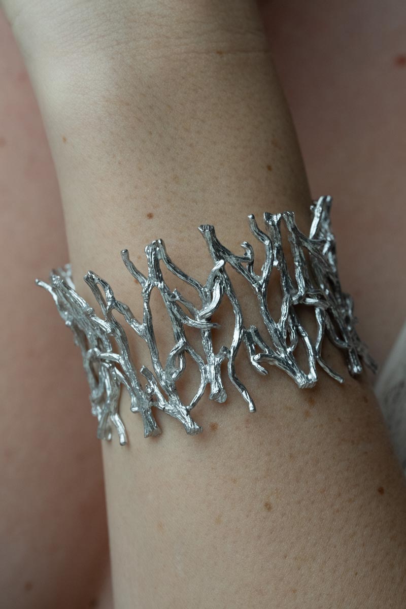 Enchanted Forest, A beautifully crafted bronze cuff bracelet that resembles intertwining branches, showcasing nature's organic beauty.


Available in silver, gold, and black finishes.