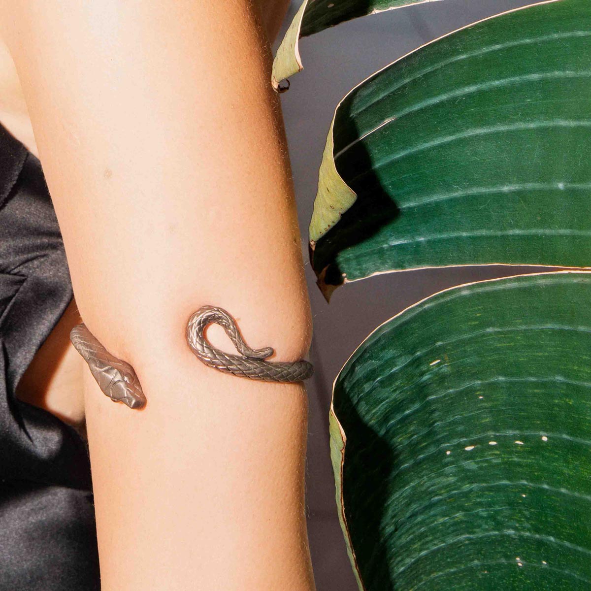 Bratara infasurata din bronz - Serpentine Grace