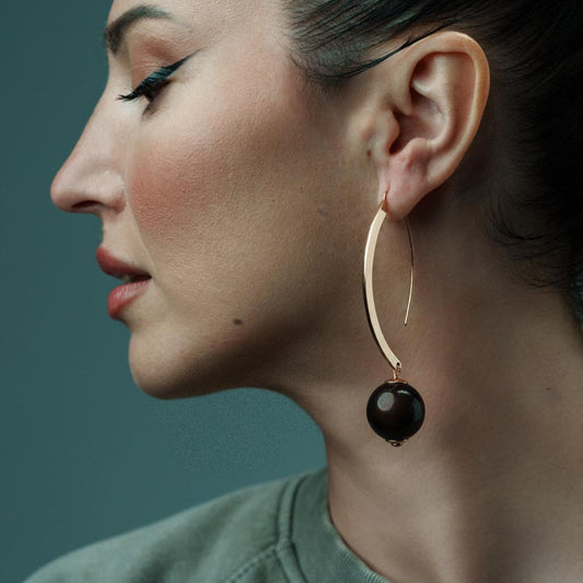 Harmony in Form, Cercei pendanți cu tije elegante din bronz, minimaliști, cu sfere din metacrilat netede.