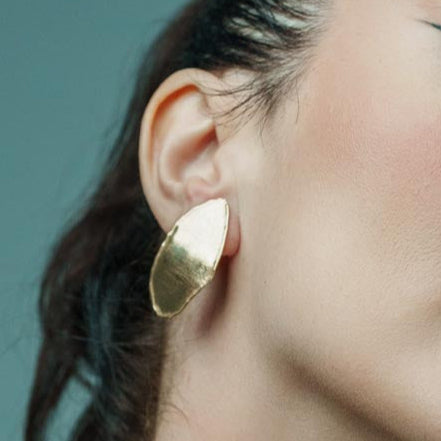 Golden Petals, Cercei speciali în formă de semilună din bronz, ce îmbrățișează simplitatea și eleganța, având un design neted, lucios, care reflectă o estetică modernă și celebrează frumusețea formelor naturale.