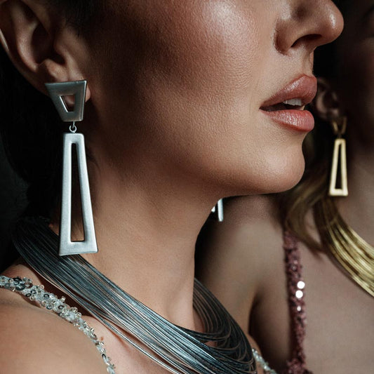Urban Geometry, Bold geometric earrings in bronze that capture attention with their striking design and modern appeal.
Available in black, gold and silver tones.