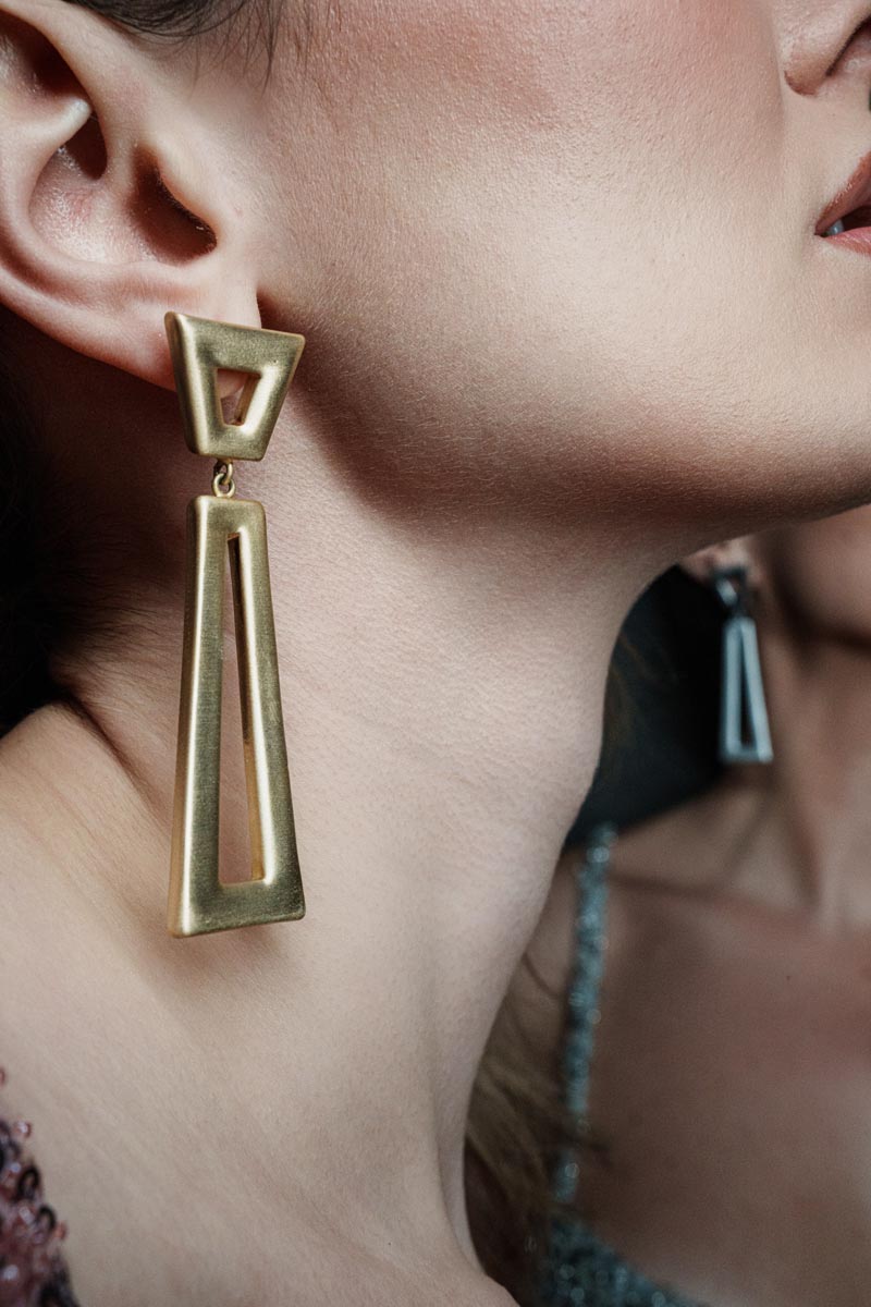 Urban Geometry, Bold geometric earrings in bronze that capture attention with their striking design and modern appeal.
Available in black, gold and silver tones.