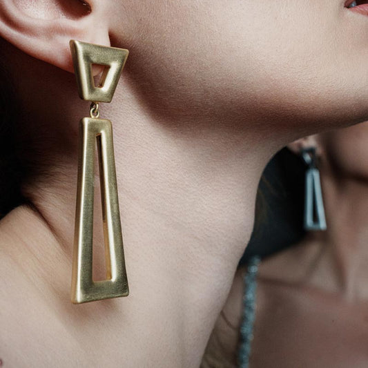 Urban Geometry, Bold geometric earrings in bronze that capture attention with their striking design and modern appeal.
Available in black, gold and silver tones.