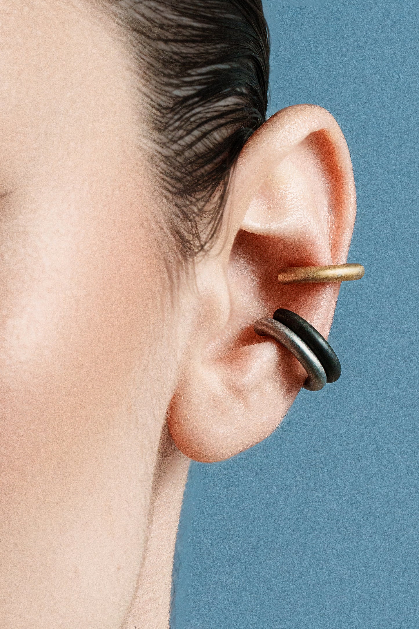 Chic Circulars, Minimalist bronze earcuffs designed for effortless style and versatility, ideal for everyday wear.
Available in black, gold and silver tones.